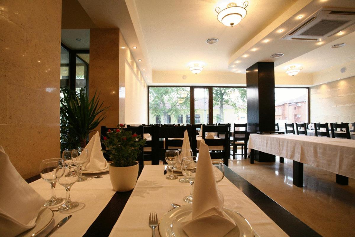 Hotel Crisana أراد المظهر الخارجي الصورة
