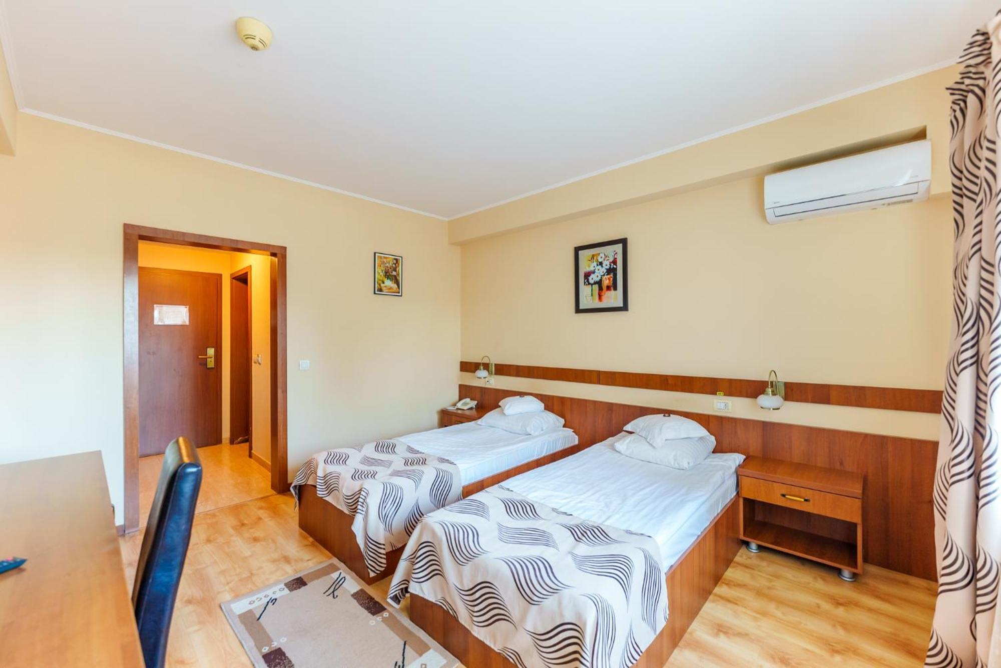 Hotel Crisana أراد المظهر الخارجي الصورة