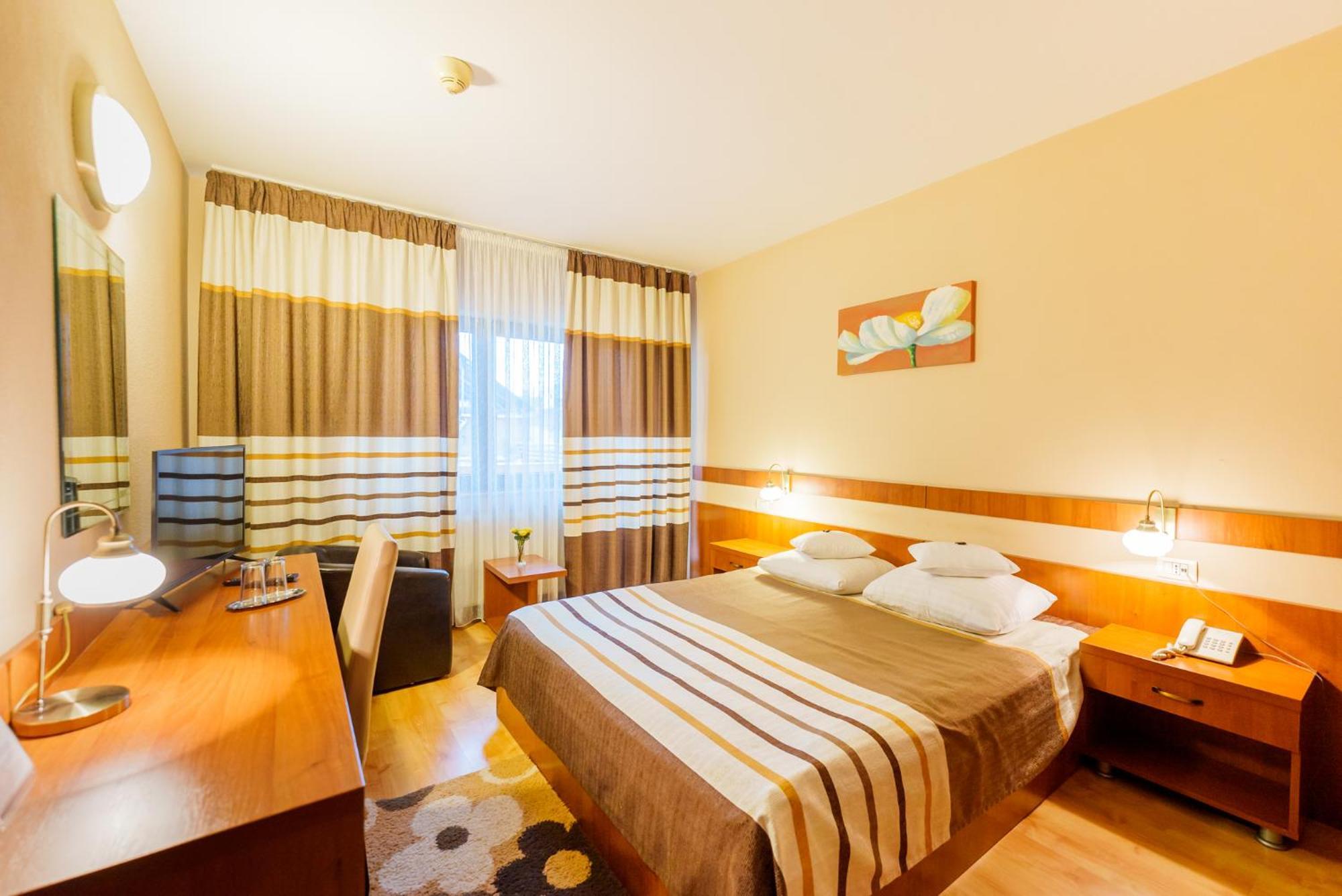 Hotel Crisana أراد المظهر الخارجي الصورة