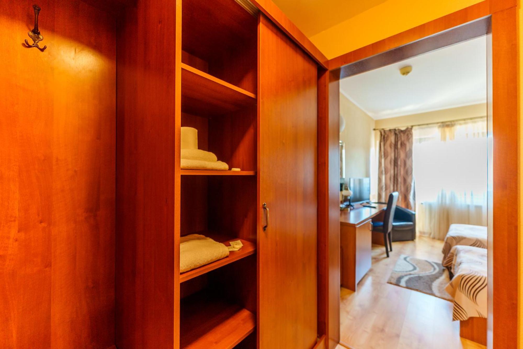 Hotel Crisana أراد المظهر الخارجي الصورة
