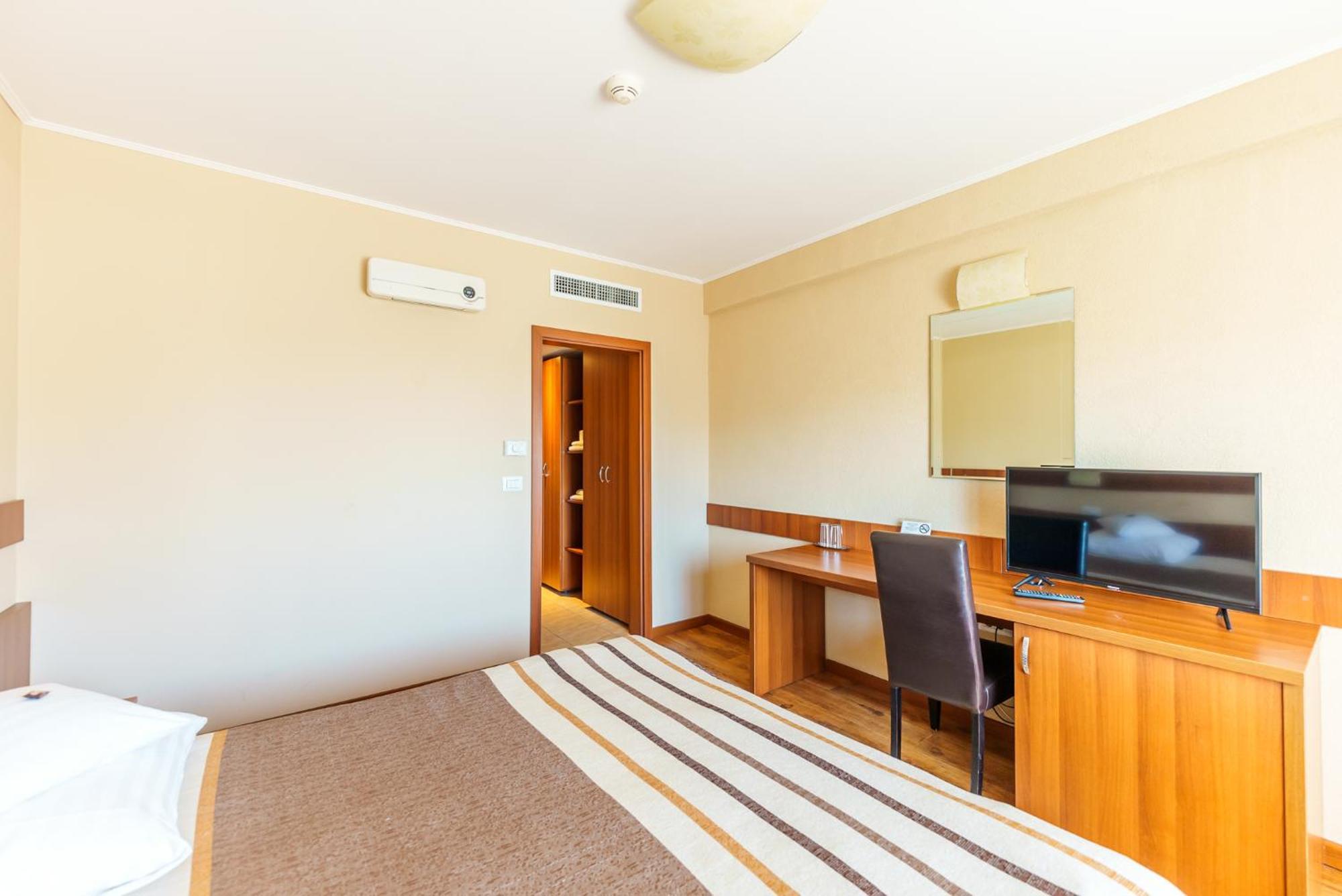 Hotel Crisana أراد المظهر الخارجي الصورة