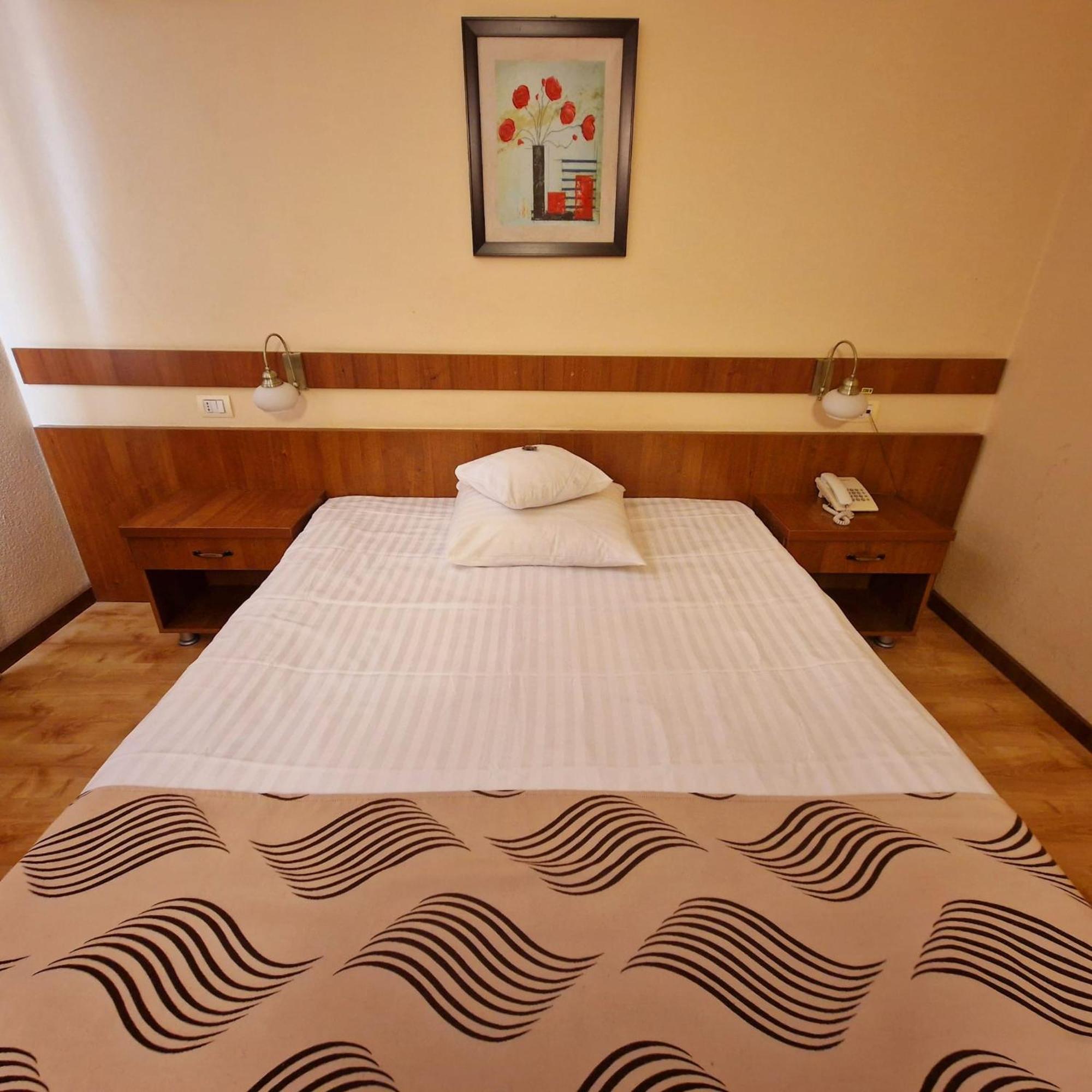 Hotel Crisana أراد المظهر الخارجي الصورة